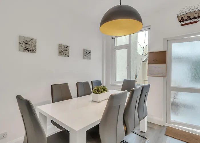 Park House - Very Spacious 4 Bed House, Games Room, Free Netflix, Close To Argyle, In The Heart Of Plymouth - Dogs Welcome - Hosted By Absolute Accommodation Plymouth