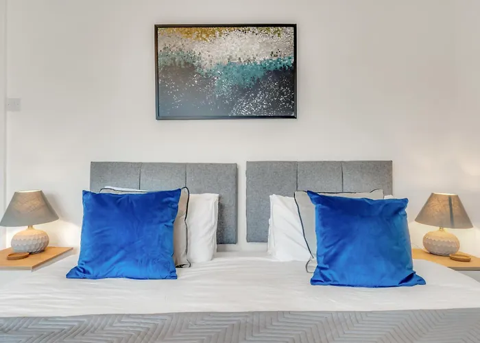 Park House - Very Spacious 4 Bed House, Games Room, Free Netflix, Close To Argyle, In The Heart Of Plymouth - Dogs Welcome - Hosted By Absolute Accommodation Plymouth