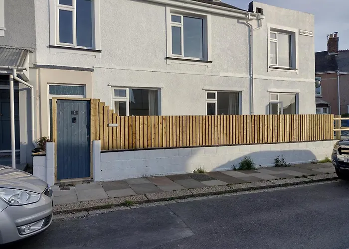 Park House - Very Spacious 4 Bed House, Games Room, Free Netflix, Close To Argyle, In The Heart Of Plymouth - Dogs Welcome - Hosted By Absolute Accommodation Plymouth